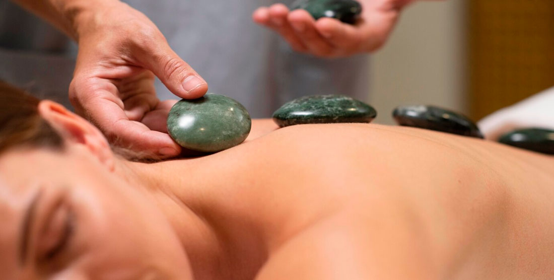 Beneficios del masaje sensitivo con piedras calientes